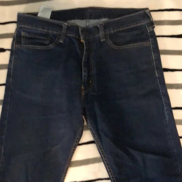 5 pairs of Levi’s Jeans